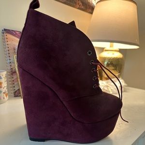 Women’s 9.5 maroon wedge bootie